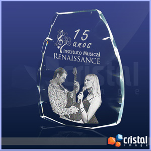 Placa personalizada em cristal 100% transparente com gravação a laser no interior da peça