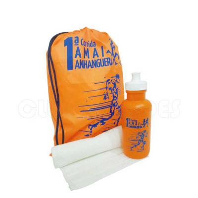 Kit fitness composto por mochila saco, squeeze e toalha