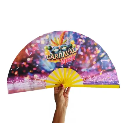 Leque em tecido, com hastes em plástico