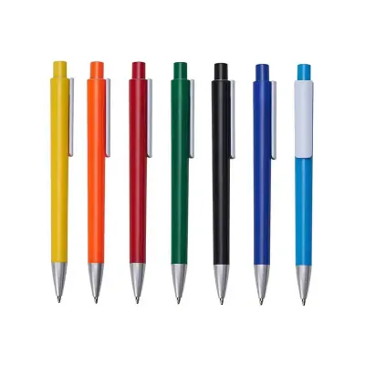 Caneta plástica colorida com clip branco. Parte superior do acionador com detalhe circular branco...