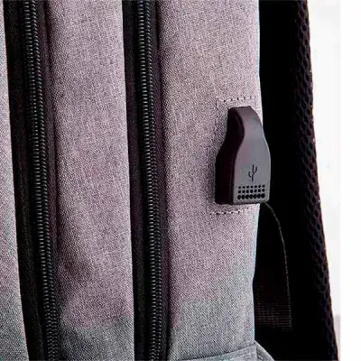 Mochila para notebook com saída para USB e fone de ouvido.