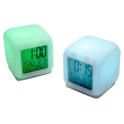 Relógio digital LED com despertador, feito em material plástico.