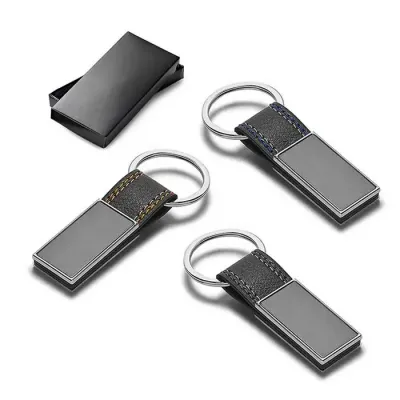 Chaveiro preto em sintético e metal