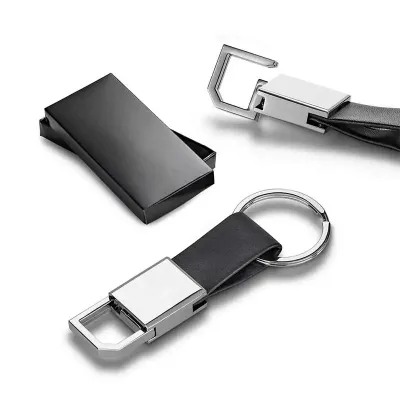 Chaveiro em sintético e metal com mosquetão e embalagem