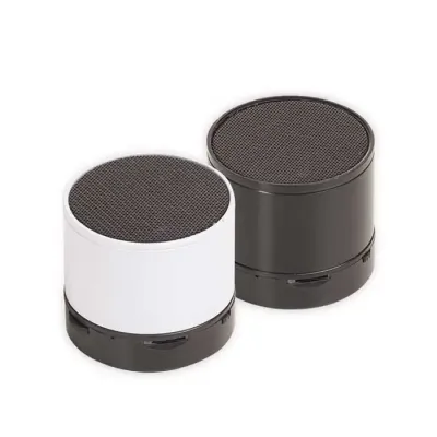 Caixa de som multimídia com Bluetooth e rádio FM. Material plástico resistente, possui a parte in...