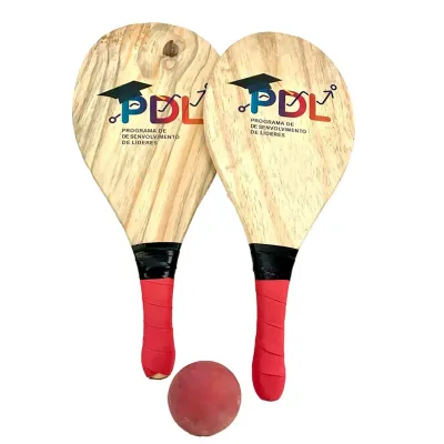 Kit frescobol com embalagem de malha plástica.