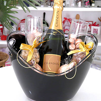 Kits & Requintes - Champanheira em acrílico, amêndoas salgadas e torradas, pistache, chandon 750 ml Brut, taças em vidro de champagne, bombons e chocolates