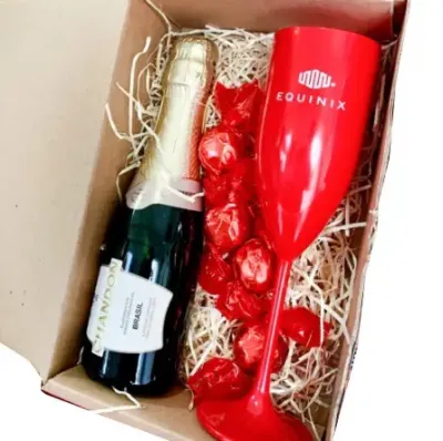 Caixa com Taça, Espumante e Chandon