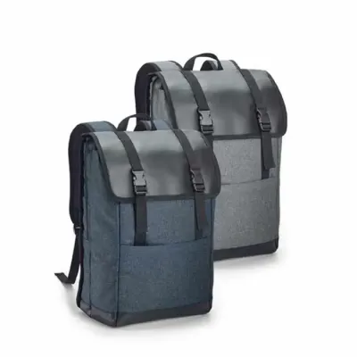 Mochila para notebook 600D de alta densidade e tarpaulin. Com 2 compartimentos. Compartimento pos...