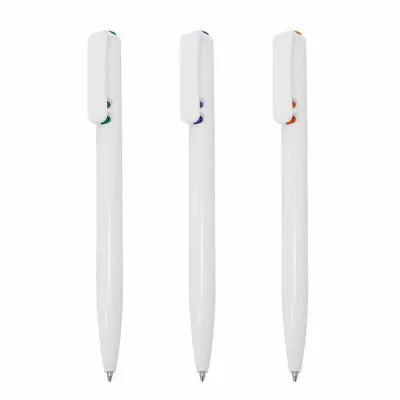 Caneta plástica nas cores branco com verde, branco com roxo e branco com laranja