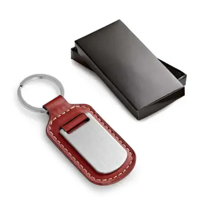 Chaveiro em couro sintético personalizado acondicionado em caixa para presente