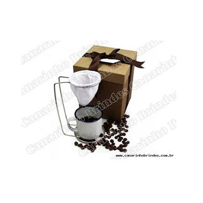 Mini coador de café e uma xícara personalizada.
