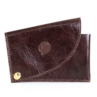 Porta-cartão em couro com design especial com a aba de abrir