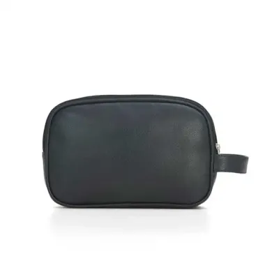 Necessaire em couro possui dois espaçosos bolsos com fechamento em zíper 