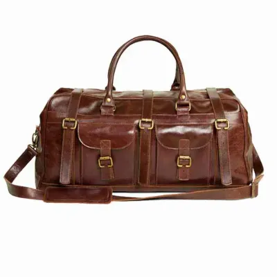 Mala de viagem em couro fechamento em zíper, alças de mão e carrinho embutido