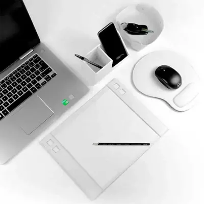 Porta-canetas e celular para organizar a sua mesa de trabalho