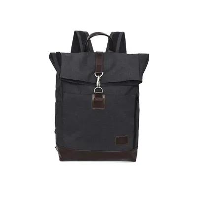 Mochila em couro com um amplo espaço interno e suporte para notebook