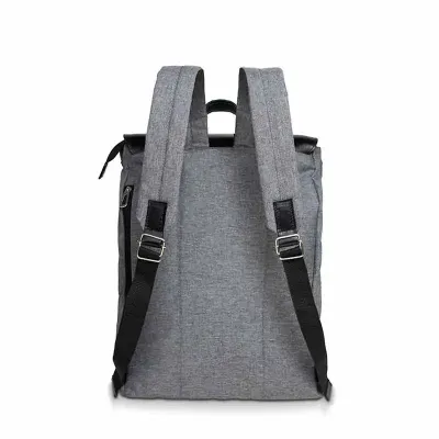 Mochila sofisticada em nylon (visão traseira) com fechamento em ziper e aba de couro com botão