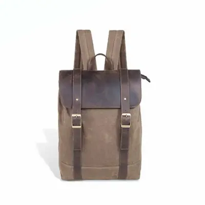 Mochila com detalhes em ouro velho