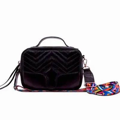 Bolsa feminina com bolso frontal e fechamento em zíper