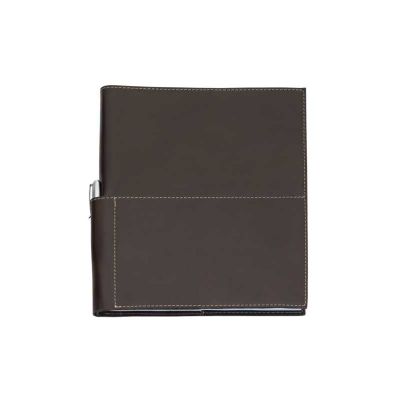 Capa de caderno em couro com porta caneta lateral
