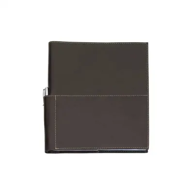 Capa de caderno em couro com porta caneta lateral