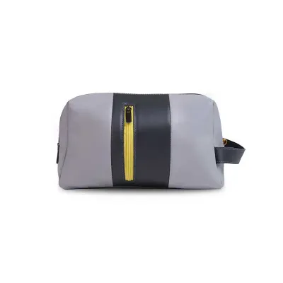 Necessaire de material resistente. DIMENSÕES: 26,5 x 14 x 12 cm