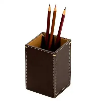 Porta caneta em couro com suporte para lápis.