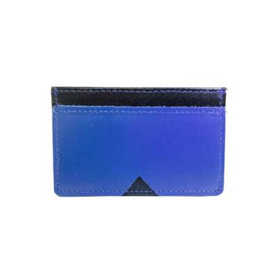 Porta-cartão em couro azul com bolso superior e bolso frontal e recorte em A