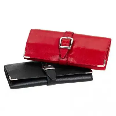 Porta joias dobrável em couro com porta anel e fechamento com fivela.