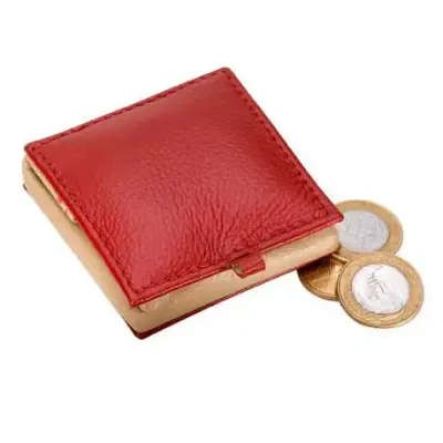 Porta moedas em couro com fechamento em botão de pressão.