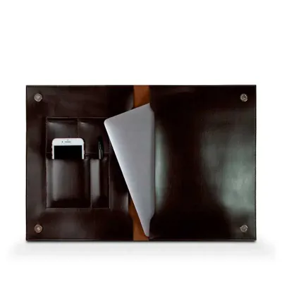 Pasta para notebook possui a aba com duas divisórias para cartões, porta celular e caneta