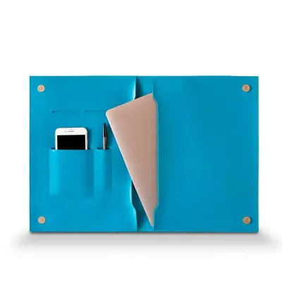 Pasta para notebook possui a aba com duas divisórias para cartões, porta celular e caneta