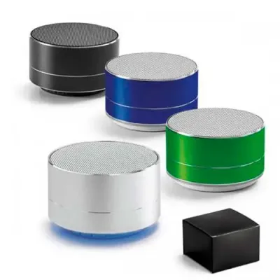 Caixas de som em alumínio, nas cores prata, verde, azul e preta, acondicionada em embalagem para presentear