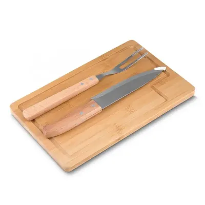 Kit churrasco 3 peças com: tábua de bambu com canaleta, garfo e faca com pegadores em bambu.
