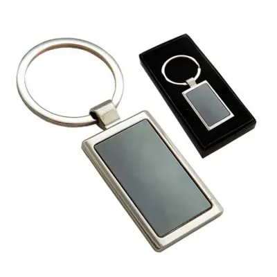 Chaveiro de metal em embalagem para presente