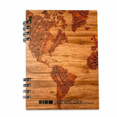 Caderno em madeira A5 mapa