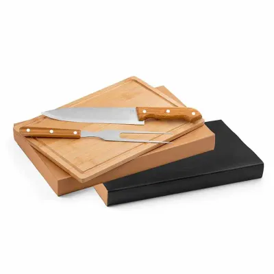Kit churrasco em caixa kraft. Composto por tábua em bambu e 2 utensílios em aço inox e bambu: faca chefe e garfo.