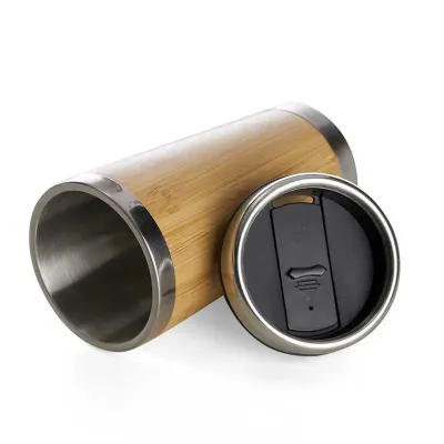 Copo Bambu de 500ml, parte interna em inox. Possui tampa com compartimento que pode ser aberto para beber.