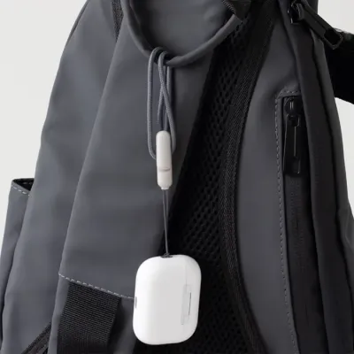 Fone de Ouvido Bluetooth preso na mochila