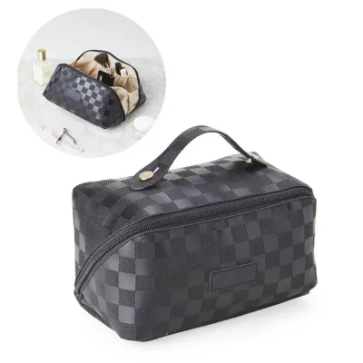 Nécessire em material sintético e acabamento impecável