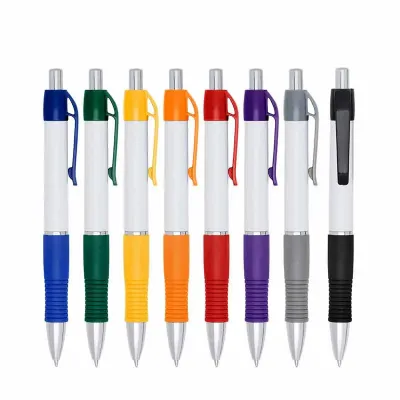 Caneta plástica branca com detalhes em prata e emborrachado colorido