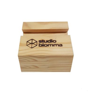 Studio Blomma - Porta celular Personalizado de madeira maciça. Sólido e resistente permite personalizaçãio. Design moderno e acabamento em seladora.