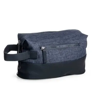 Nécessaire com pequenas abas nas laterais com botões para ajuste 