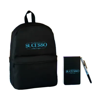 Kit com mochila, bloco e caneta personalizados
