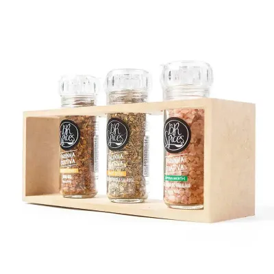 Suporte de madeira com três moedores de tempero