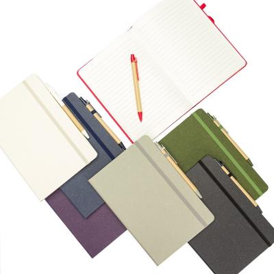 Caderneta de fibra de arroz com caneta que contém 80 folhas amareladas com pauta Fita elástica pa...