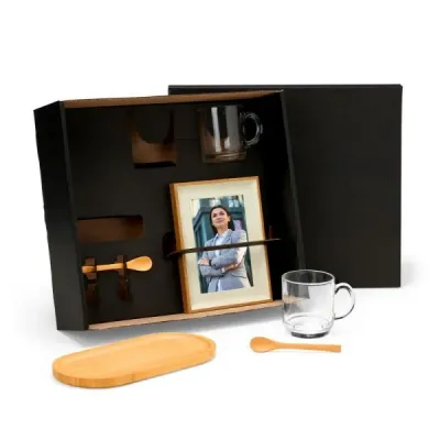 Composto por bandeja para servir 02 colheres de 13 cm em Bambu 02 canecas em vidro e porta retrat...