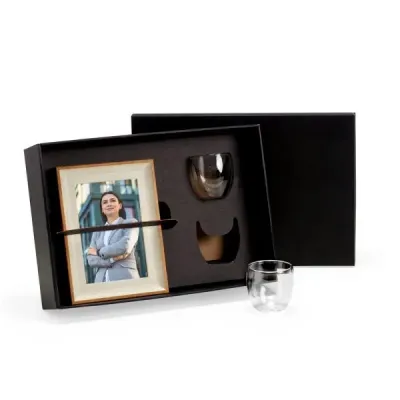 Composto por porta-retrato em Madeira 02 copos em vidro com parede dupla 100 ml cada Tamanho: Por...