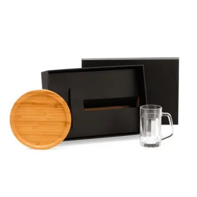 Kit composto por uma petisqueira redonda de bambu e 1 caneca 340ml para cerveja/chopp em vidro. A...
